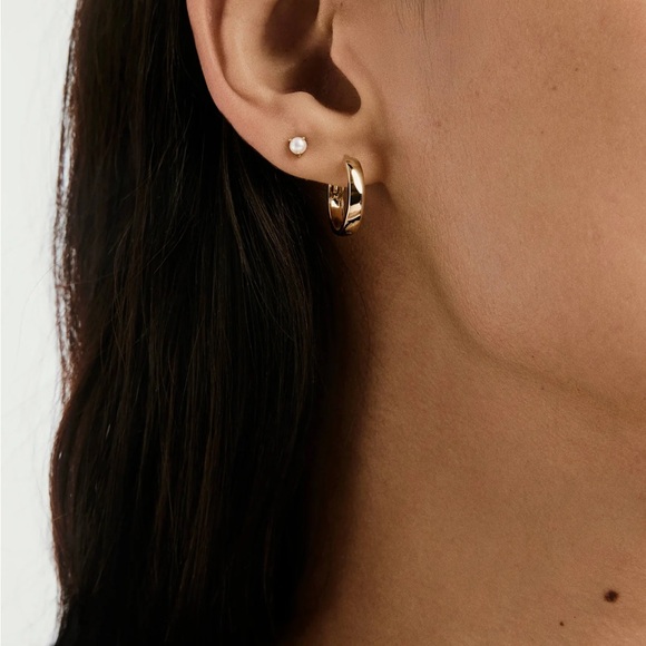 Mejuri Bold Small Hoops - Picture 2 of 4